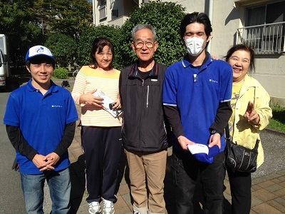 お客様は親御様と３人で片付け作業を行うため、これまで熊本から福岡へ遺品整理をするために７回も整理作業へ来られていたそうです。自分達でできる範囲は３人で協力して 続けていたものの、体力的にも限界を感じ始めて残りの作業はプロにお願いしようと 思ったそうです。そこでスマートホンで業者探しをはじめました。何でも屋、便利屋と 検索をしていたところ、福岡No1「お客様の声」を獲得する福岡の便利屋という言葉に目がとまり【便利屋】暮らしなんでもお助け隊 福岡田島店のホームページにたどり着きました。「とても感じがよくて他の便利屋とは違って片付けを専門でやっており、スタッフのみなさんも最初の ページに登場されていてとても好感がもてました。お客様の声の多さに一番びっくり しました。実際に読ませていただいて依頼することをきめました。」と嬉しいお言葉からお問い合わせのご相談は始まりました。福岡へ到着後お見積にお伺いし後日作業をさせていただくことになりました。「さすが片付け専門でやっている便利屋ですね！私たちと 違って作業の要領もよく早くて丁寧で安心してお任せできました。しかもお掃除まで やっていただいて本当に助かりました。何でもやってくれてありがとうございました。」と作業が完了したお部屋をみてお客様はほっとされていました。最後はスタッフ全員と 一緒に写真撮影までご協力いただきました。