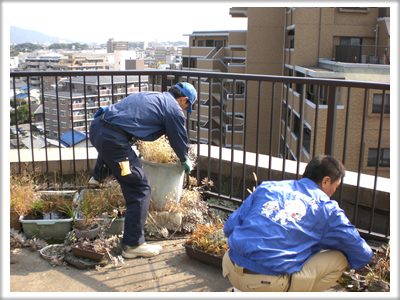 福岡市南区柳瀬の家一軒丸ごと【便利屋】暮らしなんでもお助け隊 福岡田島店　春日のベランダ片付け施工中！